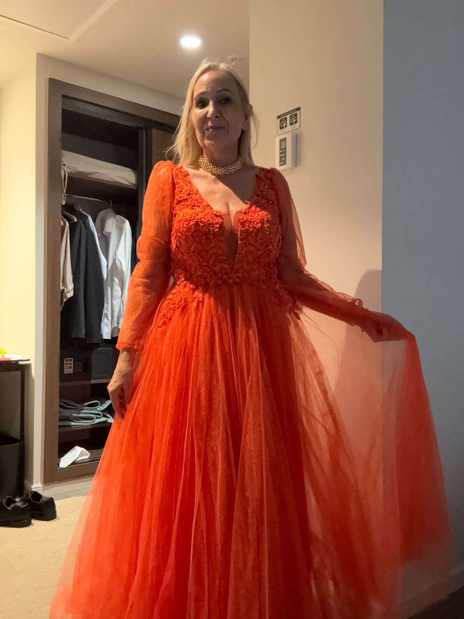 Gracia con vestido naranja